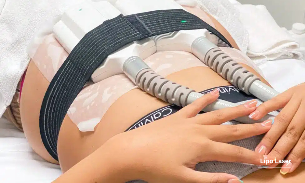 Lipo laser fat reduction pads strapped around the abdomen.